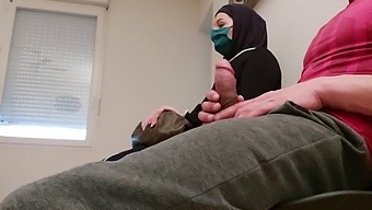 V Čakalnici Ji Razkrijem Svoj Penis...