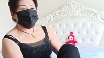 Older Asian Lady Seeks Sexual Encounters