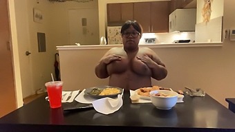 Thelma'S Kitchen: A Thanksgiving-Themed Erotic Encounter