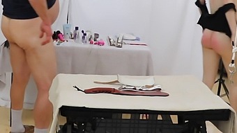 دو دختر در اسارت تسلیم رابطه جنسی صورت و صورت می شوند.
